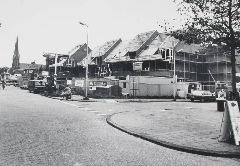 BSK0056 - De Hoofdstraat met rechts de hoek Raadhuisstraat, met het Poorthuys en het hedendaagse pand voor de Primera in de aanbouw.