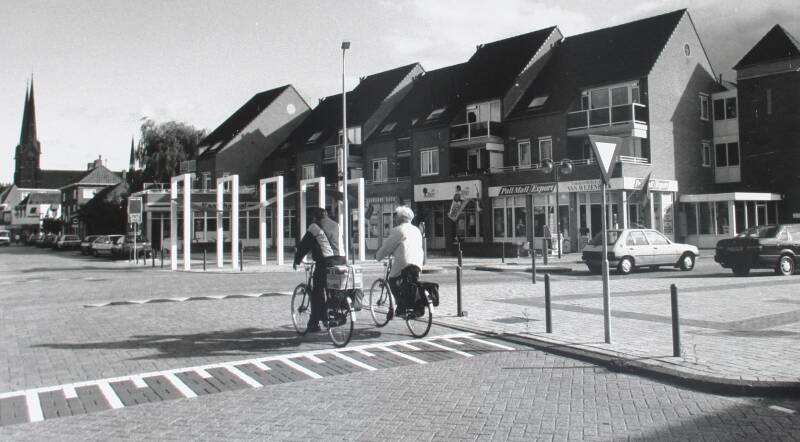 BSK0057 - De Hoofdstraat met rechts de hoek Raadhuisstraat, met het Poorthuys en het hedendaagse pand voor de Primera in de aanbouw.