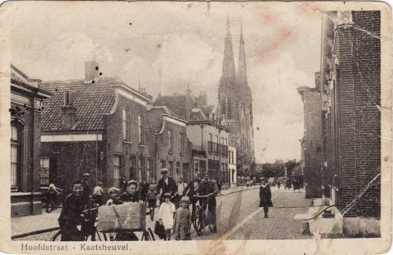 BSK0059 - De Hoofdstraat met op de achtergrond de St. Johannes de Doperkerk, circa 1920.