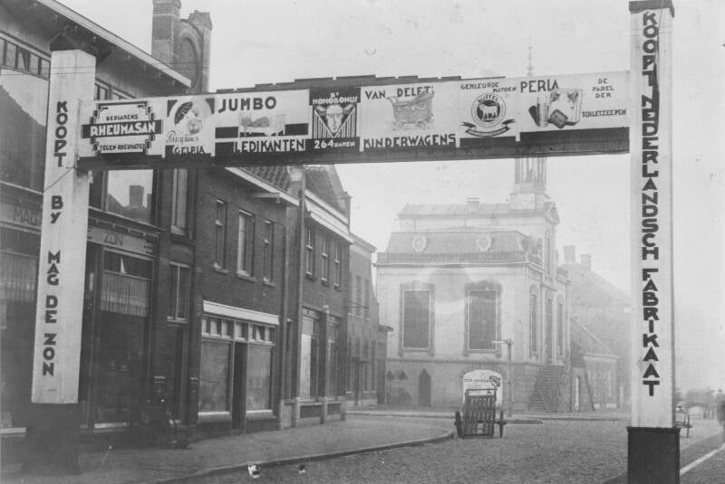 BSK0060 - De Hoofdstraat met op de achtergrond het gemeentehuis (1853-1925), circa 1930.