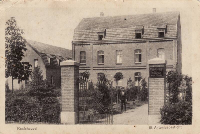 BSK0090 - Het Missiehuis St. Antonius in haar eerste vorm, op deze foto nog het "St. Antoniusgesticht", circa 1900.