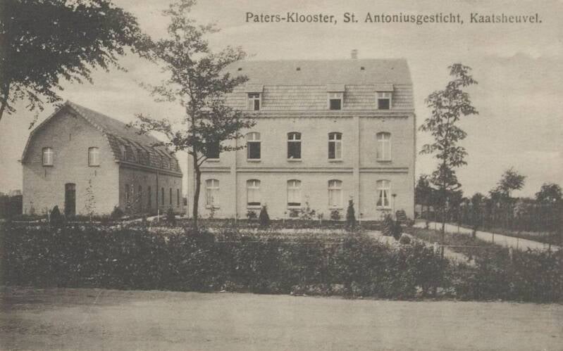 BSK0091 - Het Missiehuis St. Antonius in haar eerste vorm, op deze foto nog het "St. Antoniusgesticht", circa 1900.