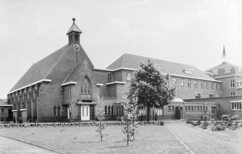 BSK0093 - Het Missiehuis St. Antonius met de kapel, achter de straatkant, circa 1950.
