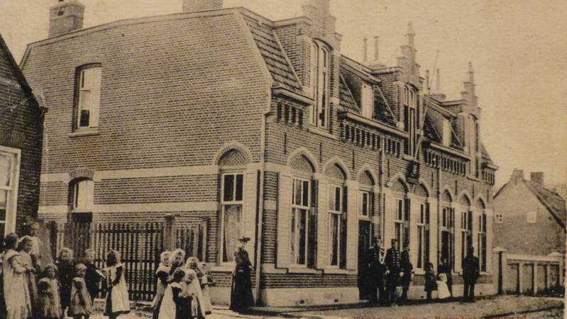 BSK0095 - De Koninklijke Marechausseekazerne met in de deuropening marechaussee-personeel, circa 1910.