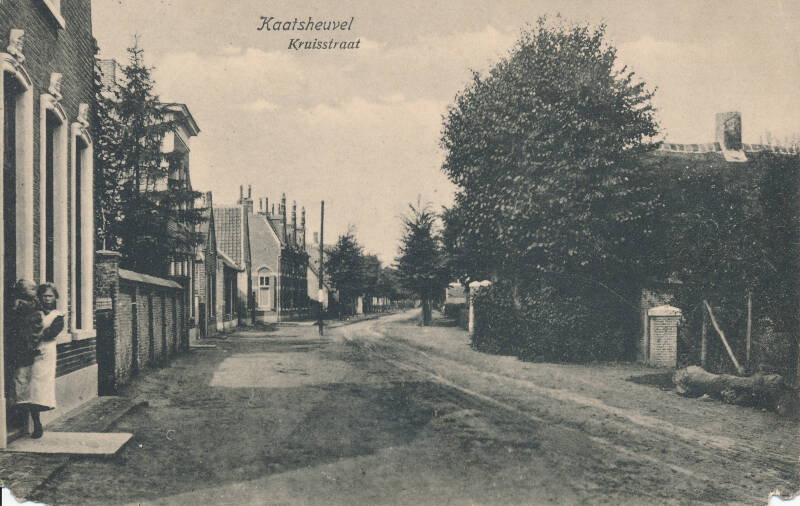 BSK0099 - De nog onverharde Kruisstraat (tegenwoordig Antoniusstraat). Links op de achtergrond staat de marechausseekazerne van Kaatsheuvel, circa 1910.