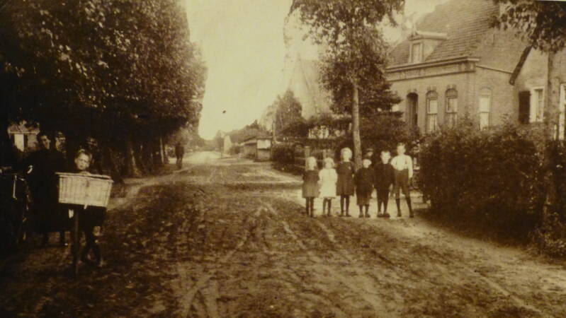 BSK0100 - De nog onverharde Kruisstraat (tegenwoordig Antoniusstraat), circa 1900.