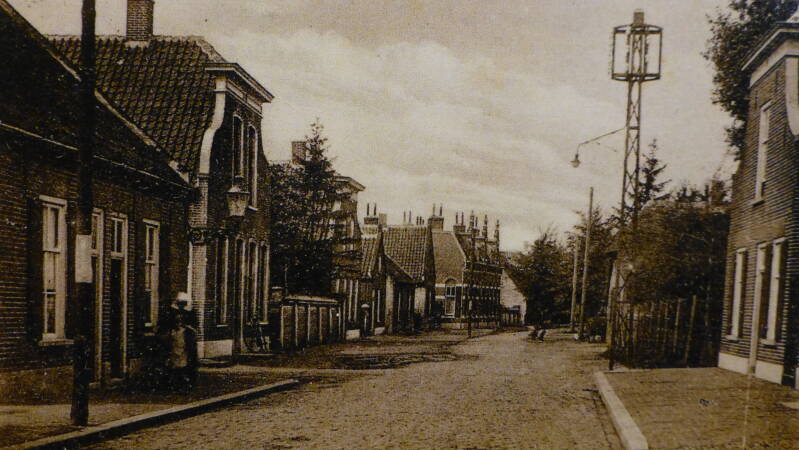 BSK0102 - De Kruisstraat (tegenwoordig Antoniusstraat). Links op de achtergrond staat de marechausseekazerne van Kaatsheuvel, circa 1920.