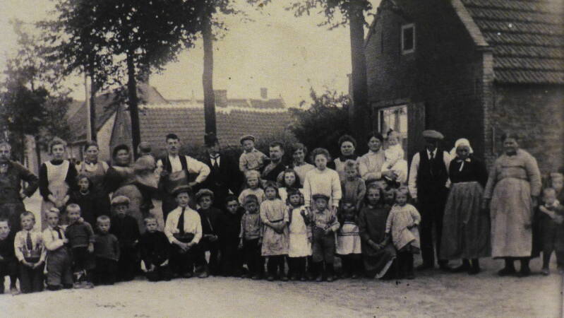 BSK0107 - De buurt van de Kruisstraat (tegenwoordig Antoniusstraat) verzameld op straat om op de foto te kunnen, circa 1930.