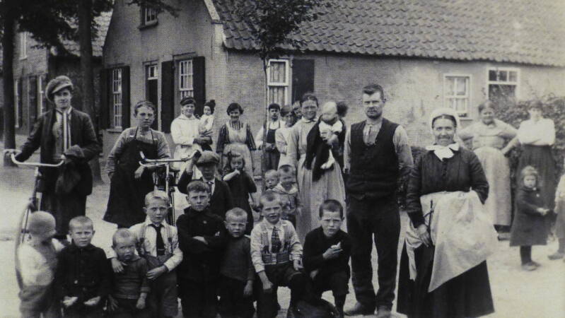 BSK0108 - De buurt van de Kruisstraat (tegenwoordig Antoniusstraat) verzameld op straat om op de foto te kunnen, circa 1930.
