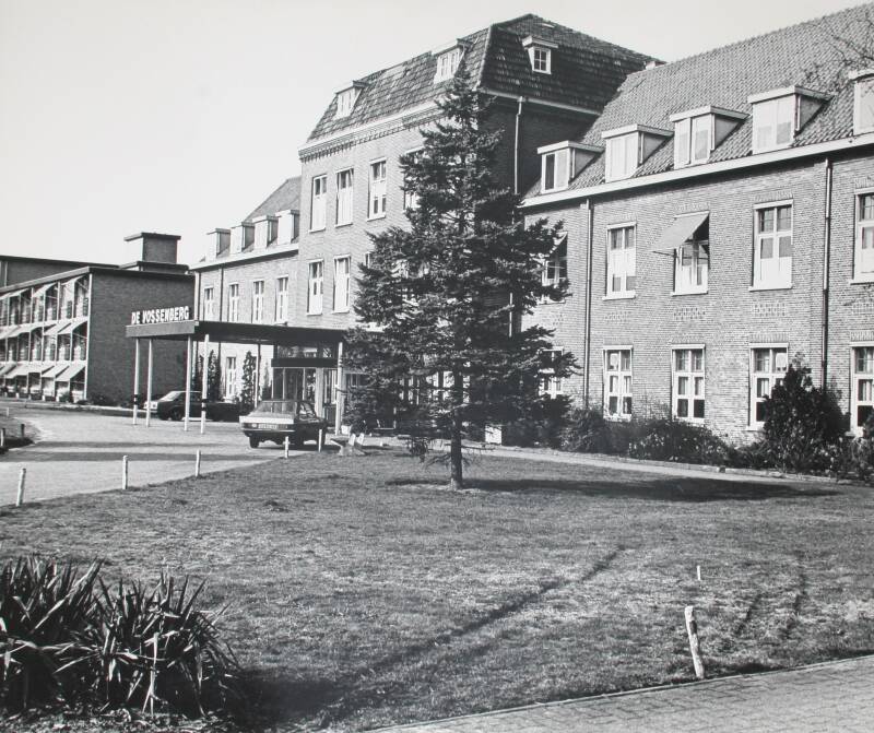 BSK0110 - Verzorgingstehuis De Vossenberg, op de plaats waar voorheen het Missiehuis St. Antonius stond, circa 1970.