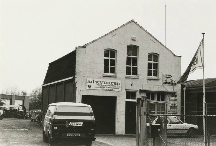 BSK0111 - Tuinbouwmachine verkoop Ad van Vuuren aan de Antoniusstraat, circa 1970.