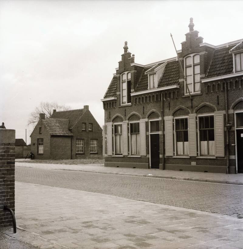BSK0112 - De Antoniusstraat met links de marechaussekazerne, 1956.