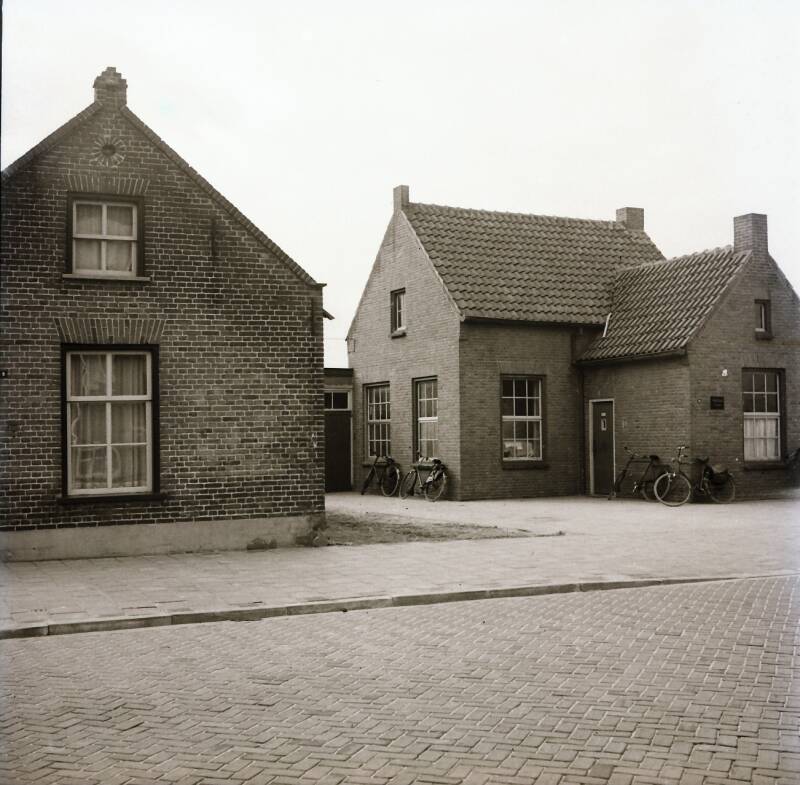 BSK0113 - De Antoniusstraat, het gebouw links staat rechts links van de marechausseekazerne, 1956.