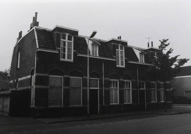 BSK0114 - Een dichtgetimmerde marechausseekazerne aan de Antoniusstraat, circa 1960.