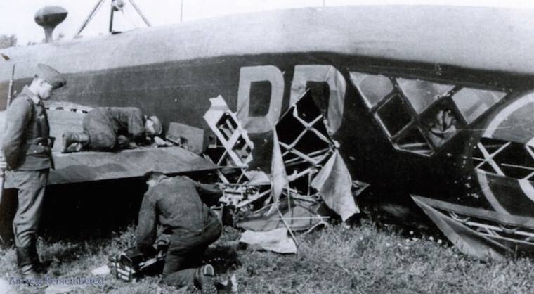 Foto nr. 2 van een neergestort Wellington vliegtuig met onderzoekend Duitse Luftwaffe personeel te zuidwesten van Loon op Zand, 1942.