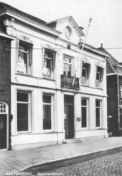 Gezicht op het gemeentehuis.