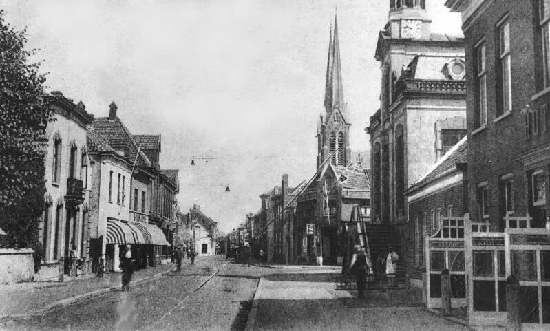 Hoofdstraat, rechts het oude gemeentehuis, ca. 1900.