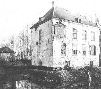 Het beschadigde witte kasteel in Loon op Zand, 1944.