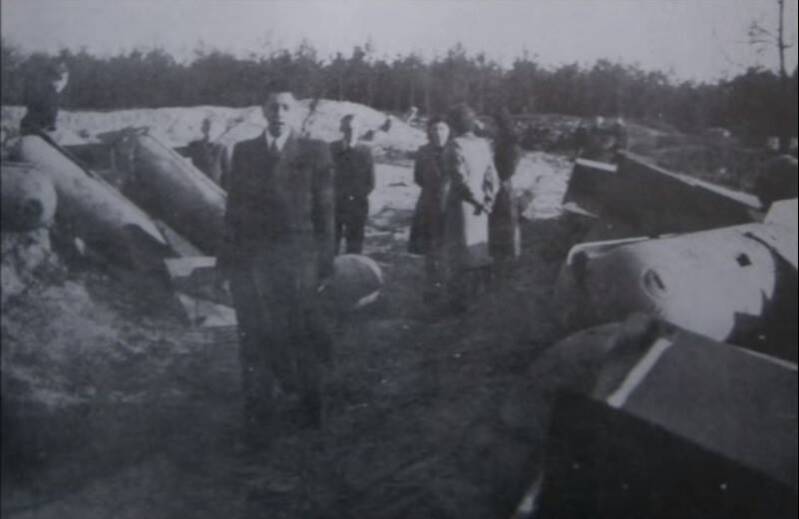 Burgers die de restanten van de opgeblazen M.A.St., 1945.