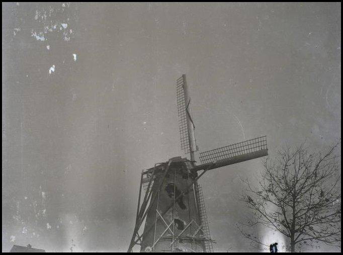 De beschadigde molen De Couwenberg in Kaatsheuvel. De foto is van circa 1944, de fotograaf is J. de Bont.