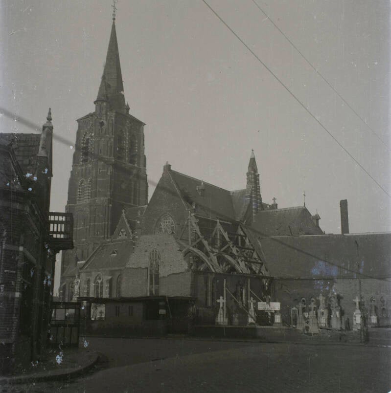 Oude Raadhuisplein 21. Sint-Jans Onthoofdingkerk, Loon op Zand met oorlogsschade. De kerk liep in 1944 oorlogsschade op, maar in 1945 werd de kerk weer hersteld. De vernielde gebrandschilderde ramen werden toen eveneens vervangen.