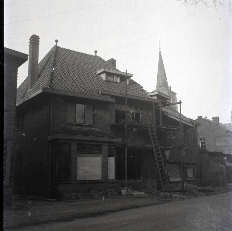 Kasteellaan. Beschadigde woning met oorlogsschade.