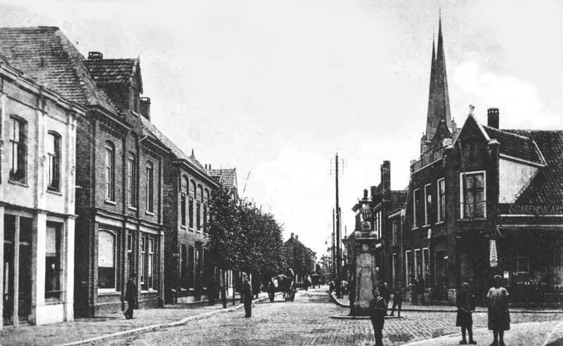 Op het plein van het gemeentehuis, ca. 1900.