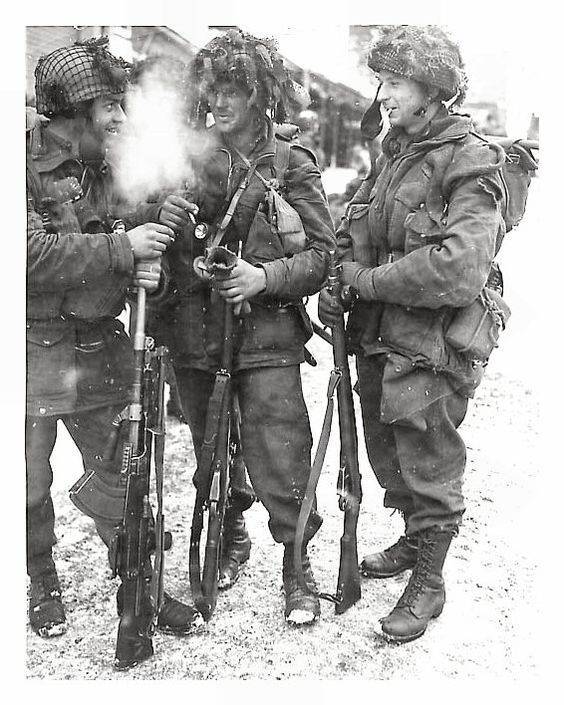 Engelse Soldaten ter hoogte van de Horst te Kaatsheuvel. De meest linkse heeft een Brengun (mitrailleur) bij zich en de andere 2 hebben een Lee enfield vast, circa 1945.