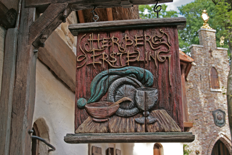 Het uithangbord van Herberg de Ersteling, op het Herautenplein in de Efteling.