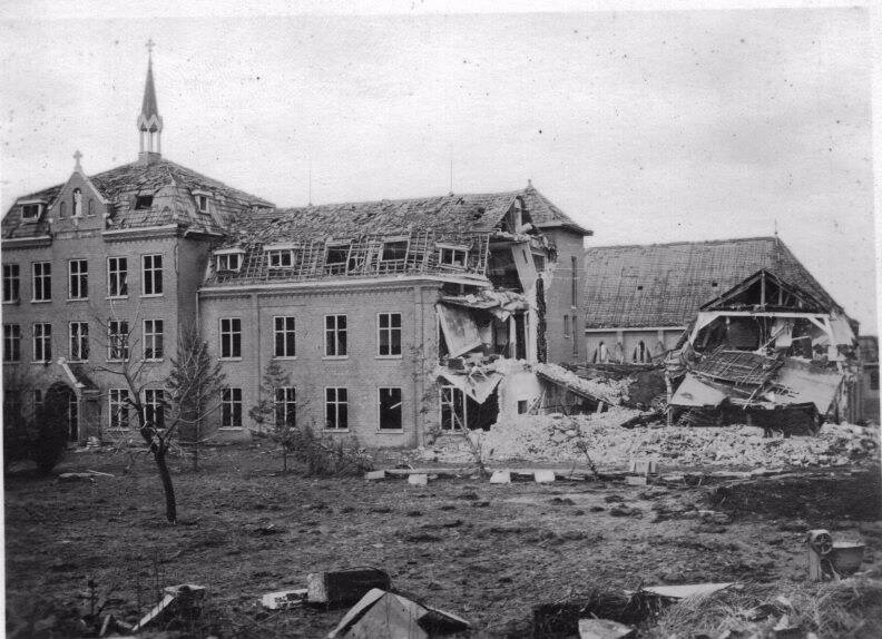 St. Antonius beschadigd na daar een V1 was ingeslagen, 1945.