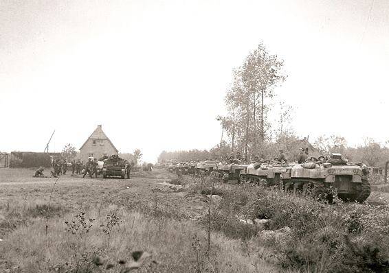 Een Britse aanval richting Sprang-Capelle. De foto is genomen ter hoogte van de bevrijdingsweg te Kaatsheuvel, 1944.