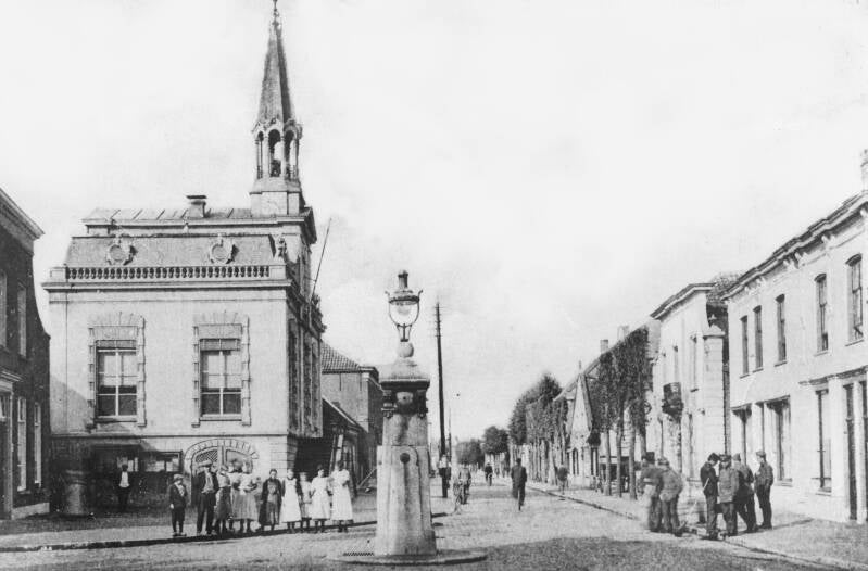 Zicht op het oude gemeentehuis (1), ca. 1900.