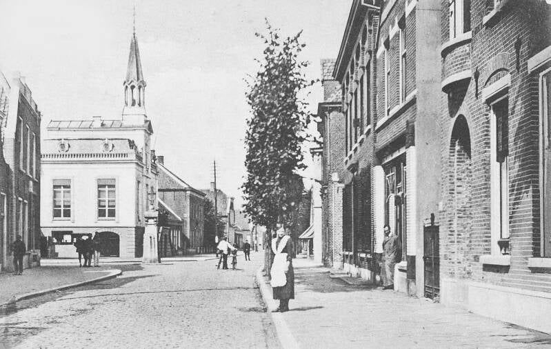 Zicht op het oude gemeentehuis (2), ca. 1900.