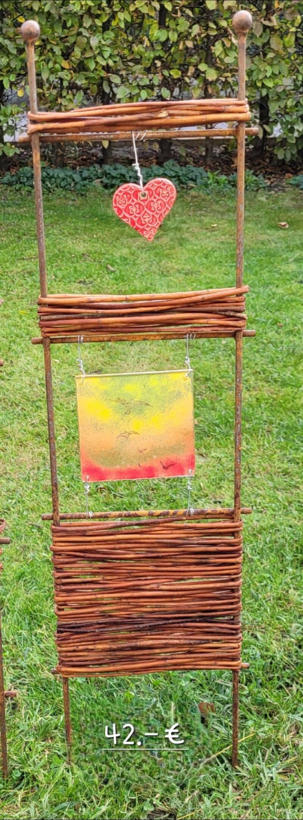 Stele mit gelb-roter Glaskachel und rotem Herz