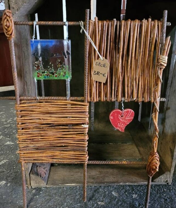 Stele mit Glaskachel und einem Keramikherz