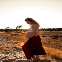 zwangerschapsshoot - warme en spontane zwangerschapsshoot op buiten locatie met fotograaf in kaatsheuvel, waalwijk, tilburg, loon op zand 