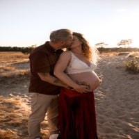 zwangerschapsshoot - warme en spontane zwangerschapsshoot op buiten locatie met fotograaf in kaatsheuvel, waalwijk, tilburg, loon op zand 