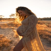 zwangerschapsshoot - warme en spontane zwangerschapsshoot op buiten locatie met fotograaf in kaatsheuvel, waalwijk, tilburg, loon op zand 