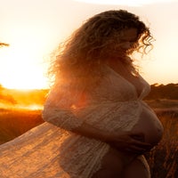 zwangerschapsshoot - warme en spontane zwangerschapsshoot op buiten locatie met fotograaf in kaatsheuvel, waalwijk, tilburg, loon op zand 