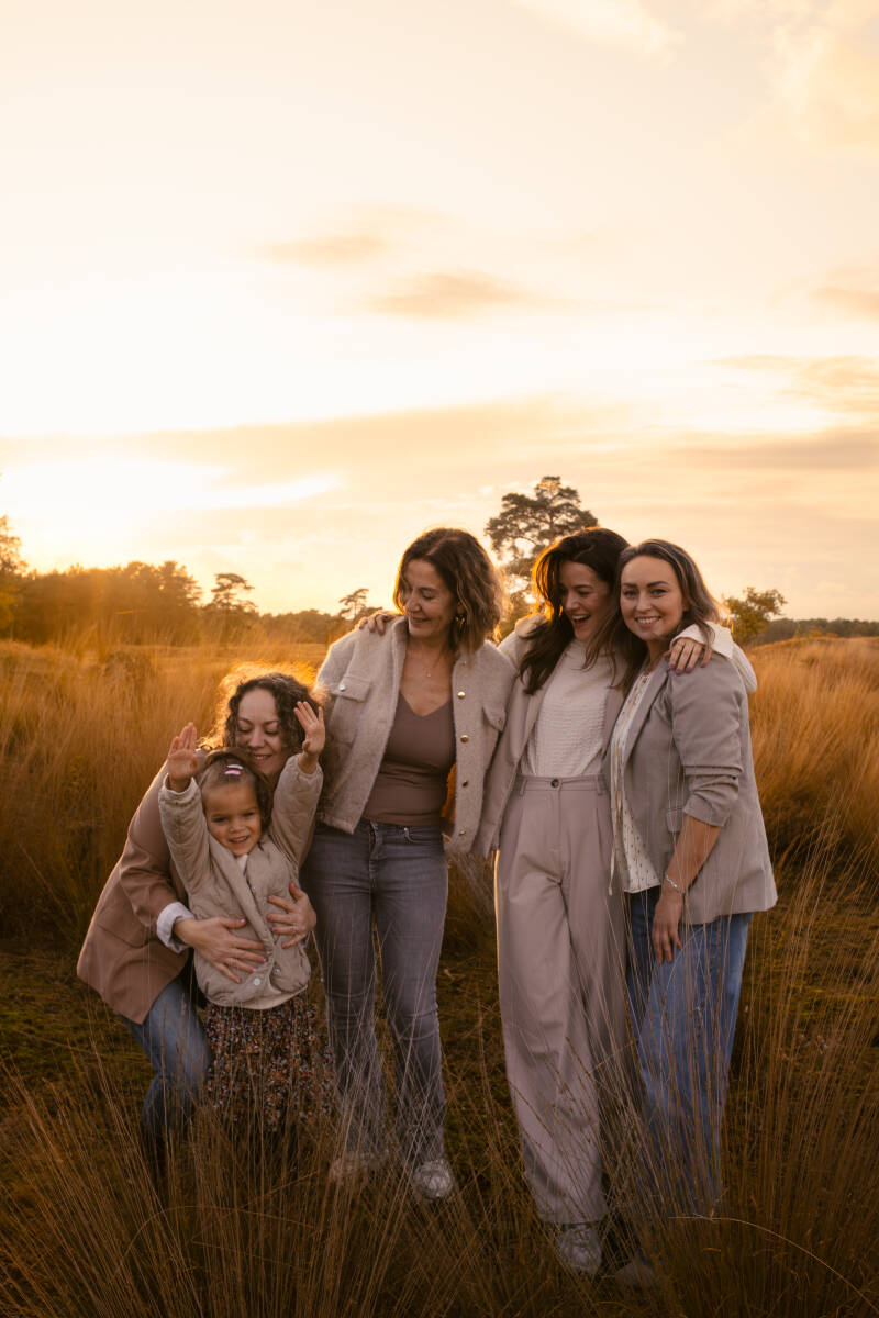 Familieshoot golden hour kaatsheuvel en waalwijk in warme sferen