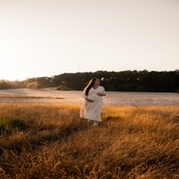 zwangerschapsshoot - warme en spontane zwangerschapsshoot op buiten locatie met fotograaf in kaatsheuvel, waalwijk, tilburg, loon op zand 
