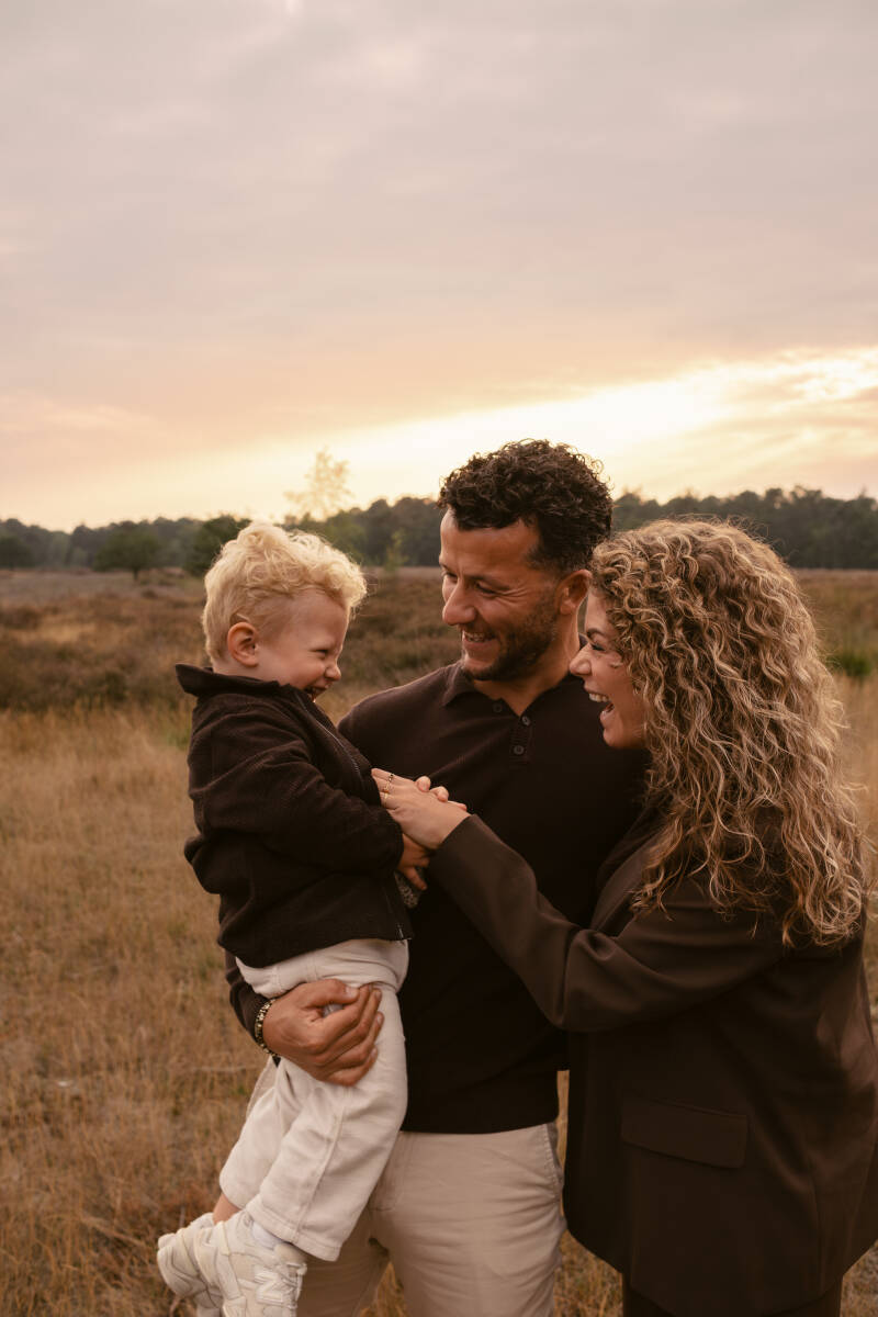 Familieshoot golden hour kaatsheuvel in warme sferen