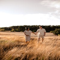 zwangerschapsshoot - warme en spontane zwangerschapsshoot op buiten locatie met fotograaf in kaatsheuvel, waalwijk, tilburg, loon op zand 