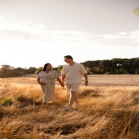 zwangerschapsshoot - warme en spontane zwangerschapsshoot op buiten locatie met fotograaf in kaatsheuvel, waalwijk, tilburg, loon op zand 