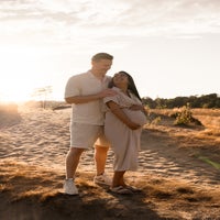 zwangerschapsshoot - warme en spontane zwangerschapsshoot op buiten locatie met fotograaf in kaatsheuvel, waalwijk, tilburg, loon op zand 