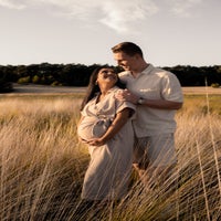 zwangerschapsshoot - warme en spontane zwangerschapsshoot op buiten locatie met fotograaf in kaatsheuvel, waalwijk, tilburg, loon op zand 