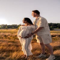 zwangerschapsshoot - warme en spontane zwangerschapsshoot op buiten locatie met fotograaf in kaatsheuvel, waalwijk, tilburg, loon op zand 