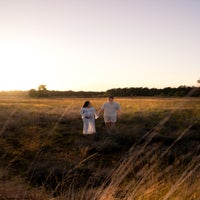 zwangerschapsshoot - warme en spontane zwangerschapsshoot op buiten locatie met fotograaf in kaatsheuvel, waalwijk, tilburg, loon op zand 