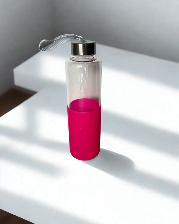 Glazen drinkbeker met roze sleeve