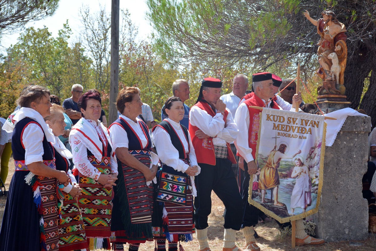 Autobusni prijevoz putnika i grupa iz Biograda na tradicionalnu pučku feštu u Medviđi.
